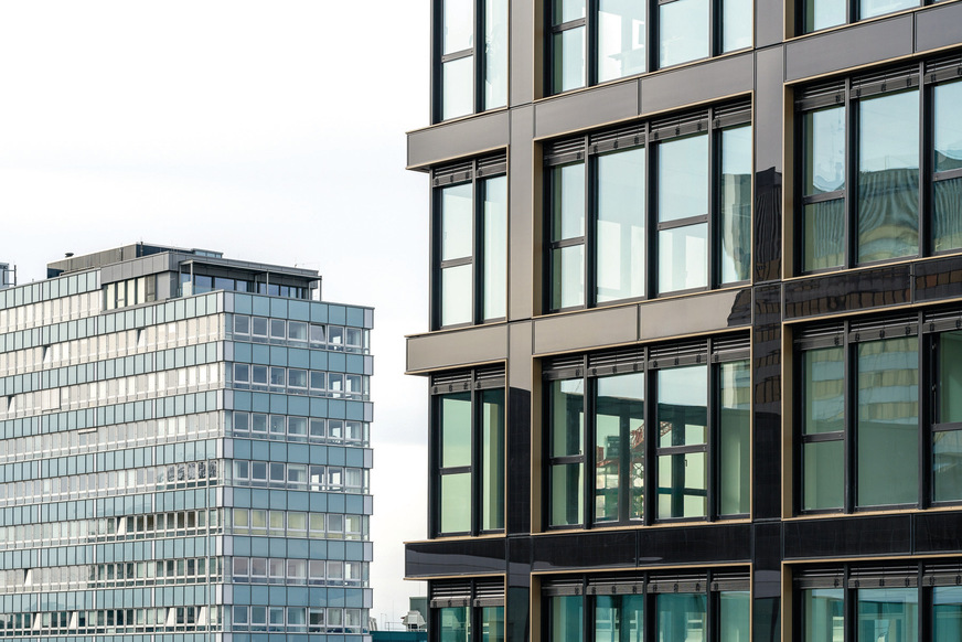 The Systrm used ist Schüco AWS 75 BS.HI+ with integrated PV-Elements