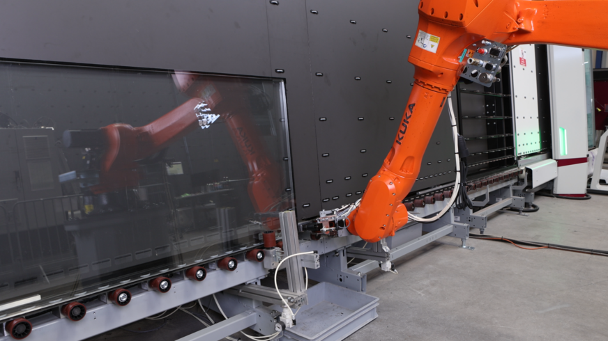 In addition to the hand-held device, a prototype with a robot for automatic cutting of insulating glass was successfully tested.