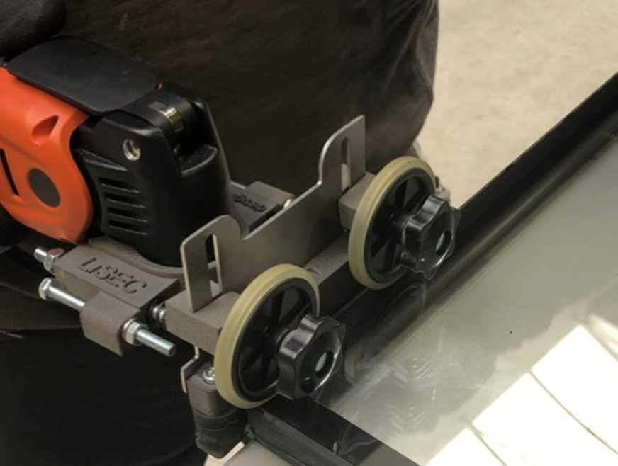 The IGD-A Manual hand-held device has a special knife that allows easy penetration and cutting of glass and spacers and cutting of glass and spacers.