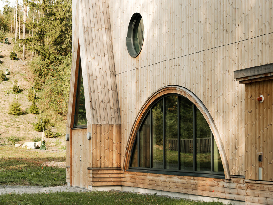 Individually shaped windows can also be produced with the new switchable Infraselect Dynamic glass.