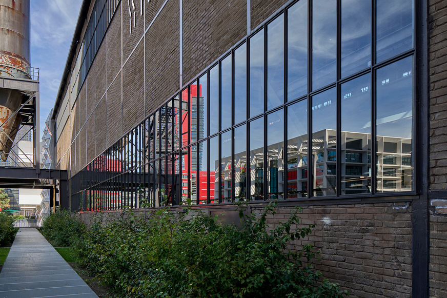 The ribbon windows on the two long facades of the Möllerei were renovated using the Jansen-Economy 50 steel profile system.