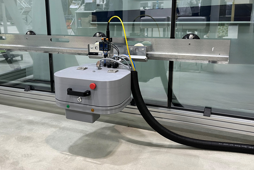 The mobile BIRDfriend laser unit is attached to the surface with glass suction cups and then works automatically.