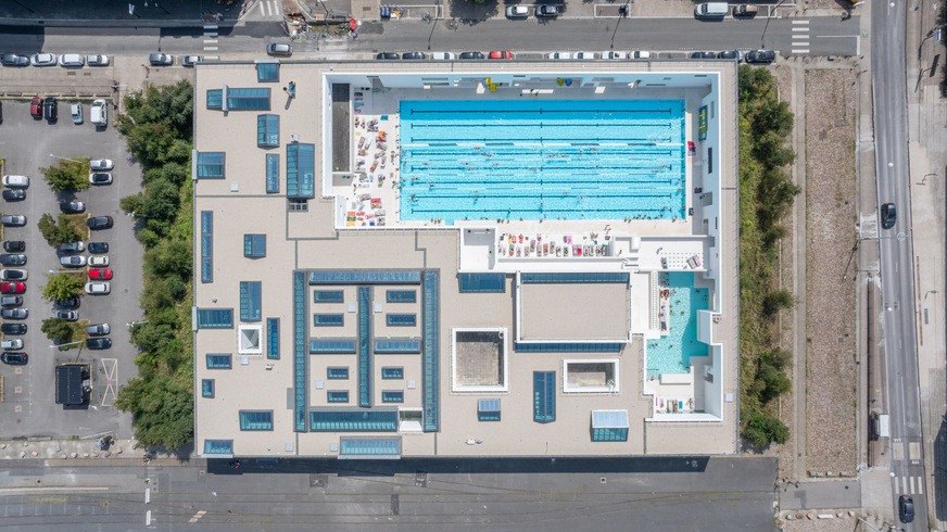 Almost 400 Velux Modular Skylights provide natural light through the roof of the ‘Le Bains Docks’ swimming centre.
