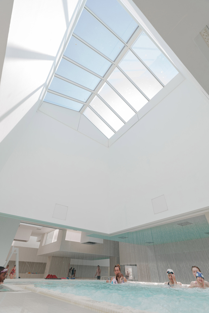 Thanks to the skylight solutions, it is now possible to swim with a view of the sky.