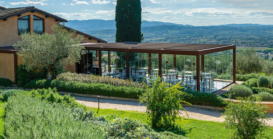 The Kedry Prime bioclimatic pergola with panoramic sliding windows was chosen to create a pleasant outdoor dining area.