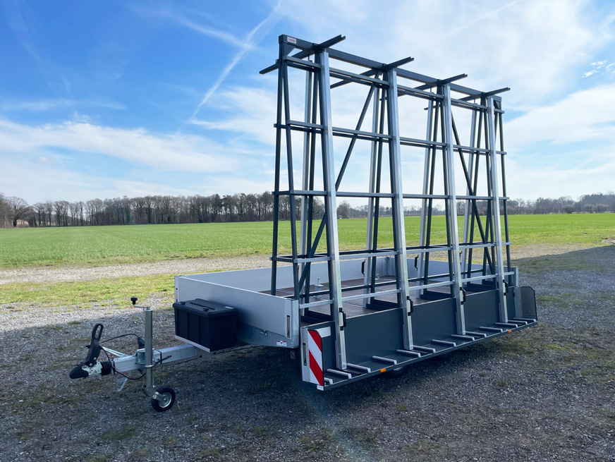 The Lansing Unitra Multimaster with side walls, interchangeable rack, and side transport bench.