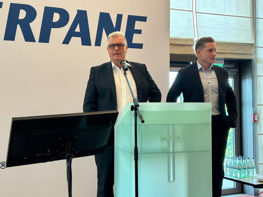 Uwe Risle (left) from Glaston presented a new production line.