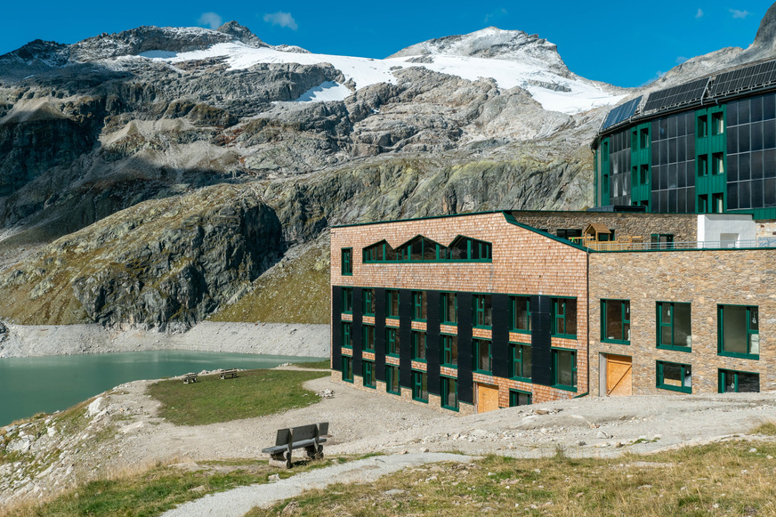 In the extension, heroal window and door systems ensure energy efficiency and comfort even in strong gusts of wind thanks to their high level of tightness.