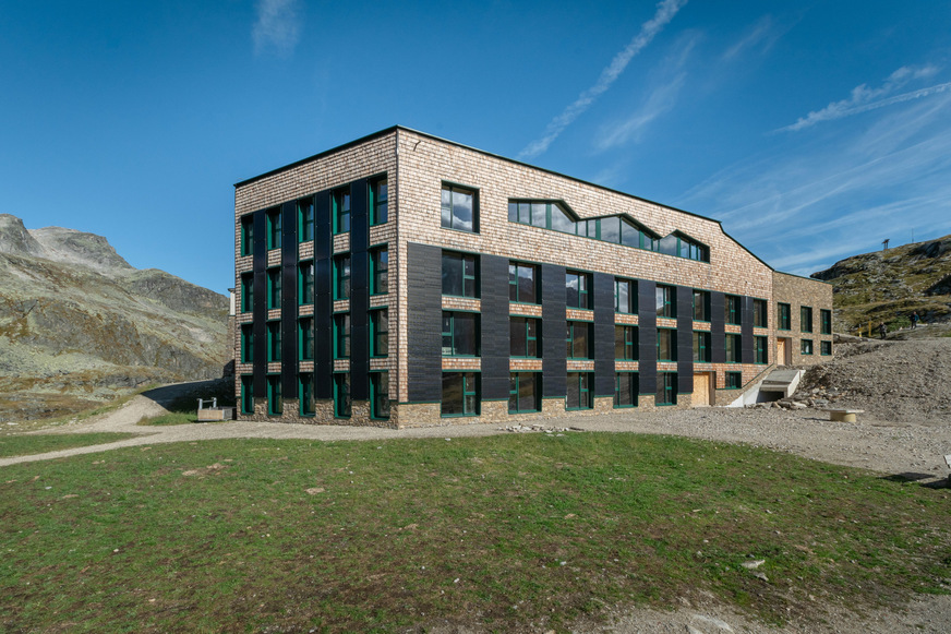 With the help of a structural analysis, heroal's project service ensured the tightness of the window and door systems so that no cold air can penetrate the interior.