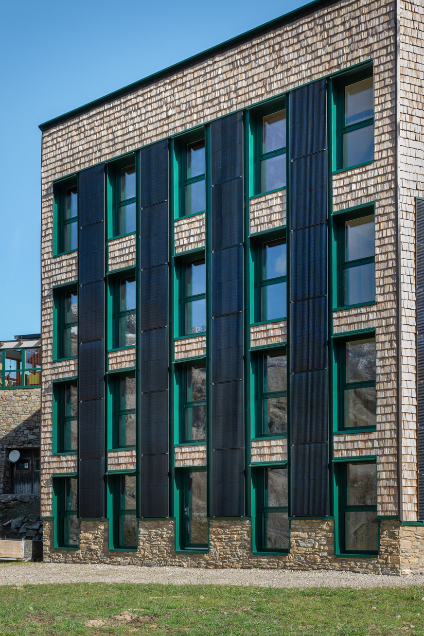 The color design of the heroal W 72 window systems and the heroal D 72 door systems was achieved using heroal hwr powder coating.