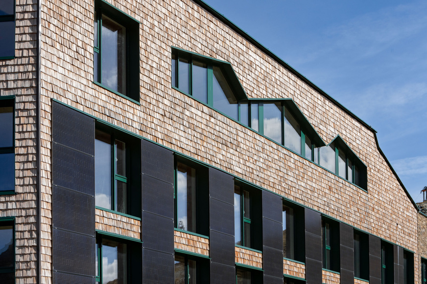 The heroal W 72 window system with bevelled profiles was used as the solution for the upper floor of the extension.