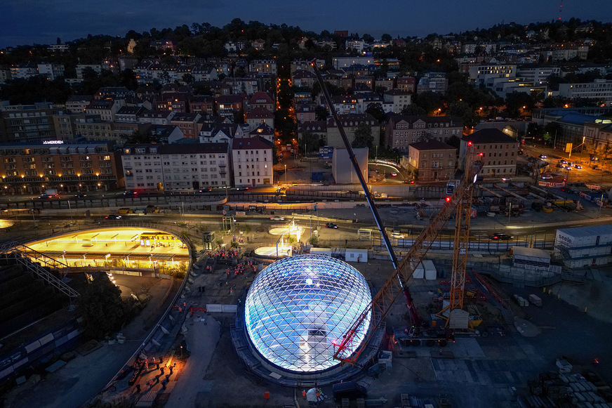 The delicate grid shell combines architectural lightness with maximum structural safety.