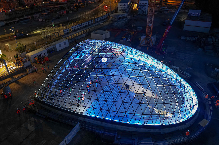 After completing 27 skylights, seele has now also finished the first entrance portal to the platform hall of Stuttgart's future main station.