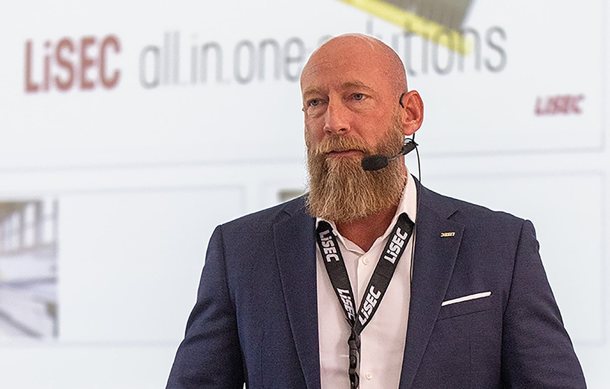 Michael Palmanshofer giving a presentation on plant design in the flat glass industry.