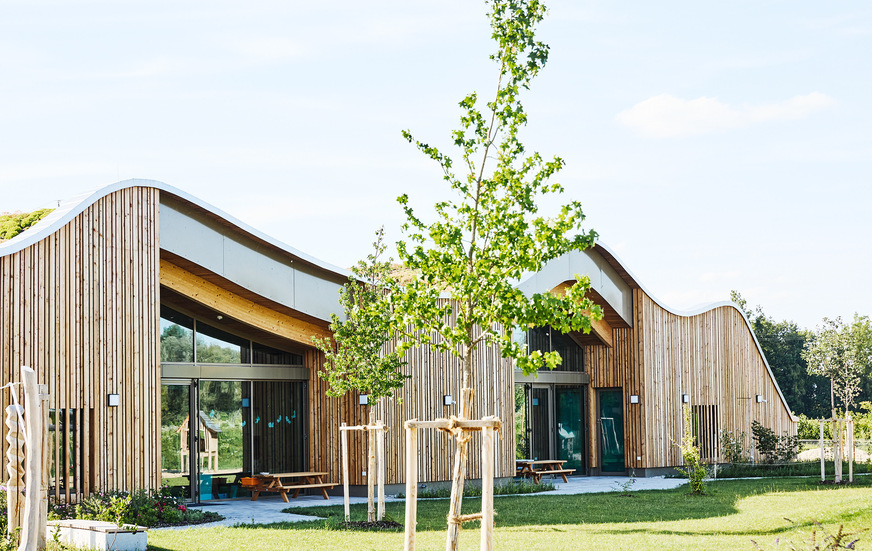 The focus was on regionality: the exterior walls and wooden support structure are made of larch wood.