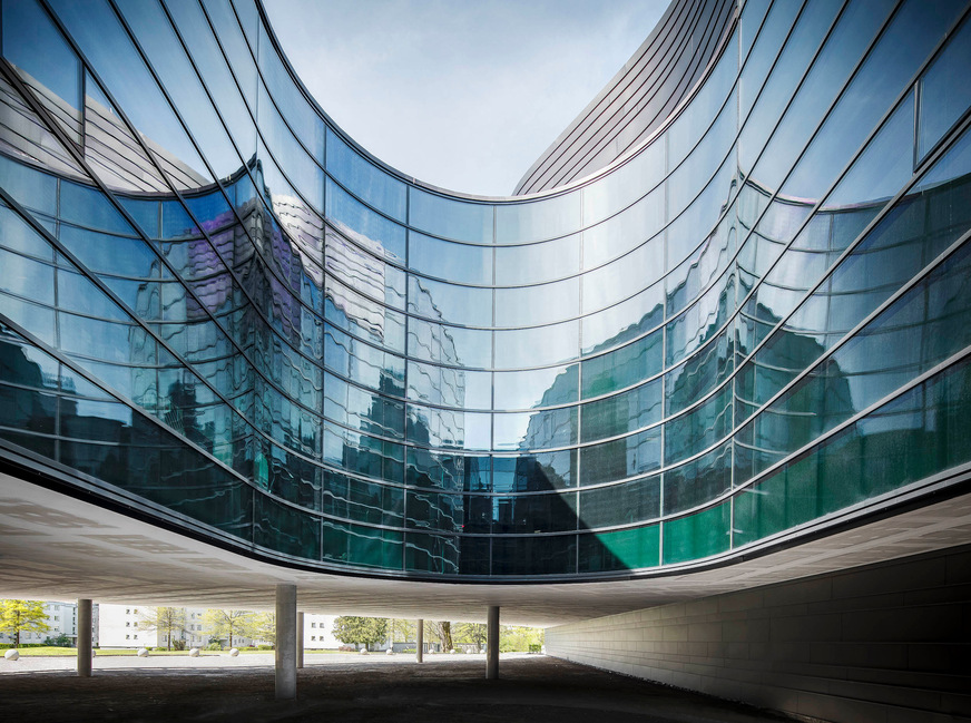 Der Neubau mit seiner geschwungenen Glasfassade ist optische sehr ansprechend.