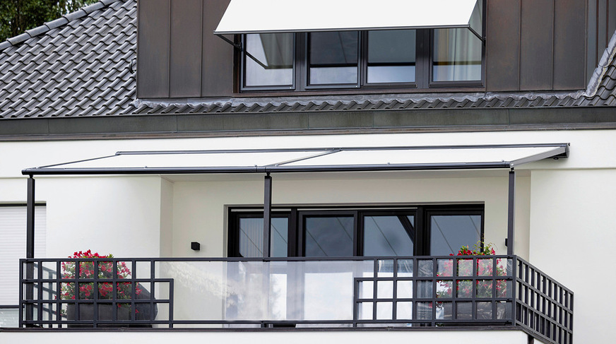 On several levels of the house, residents have the option of spending a lot of time outdoors in cooler temperatures and a cozy atmosphere.