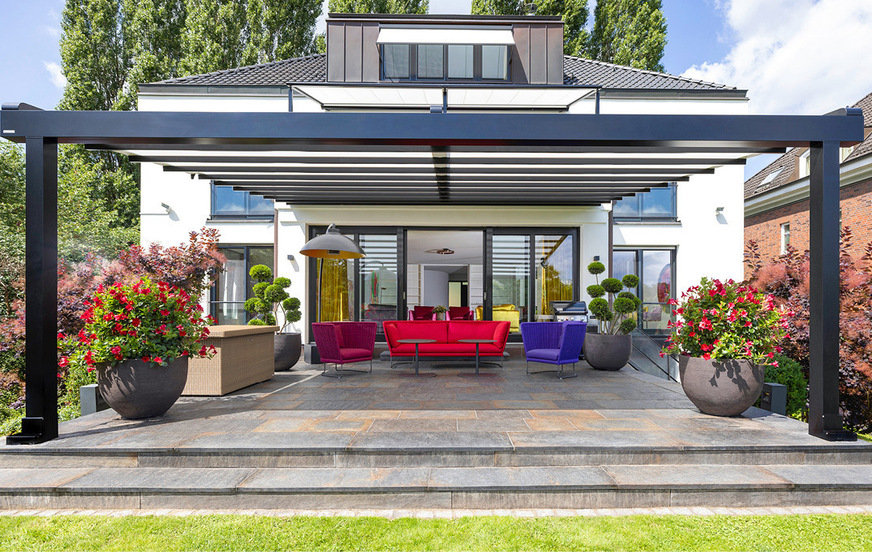 The products were harmoniously matched to the architecture of the house, the outdoor area, and its color scheme.