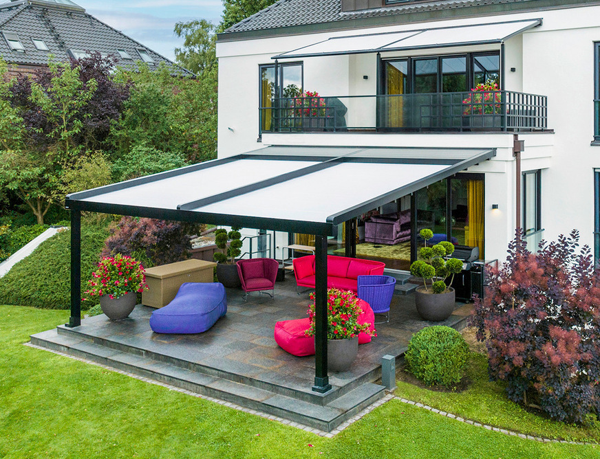 The owners of a villa in northern Hamburg had their house fitted with markilux awnings to create a pleasant living atmosphere in summer.