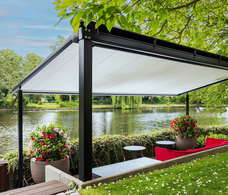 The seating area in the villa's garden, located directly on the Alster, was also protected from the sun with a free-standing pergola classic.
