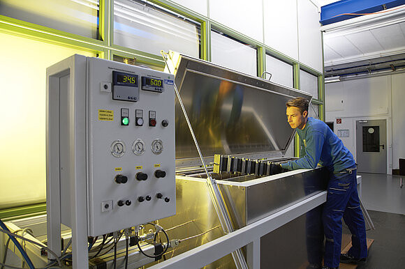 Testing the mechanical strength of metal profiles with thermal barrier in a permanent transversal tensile test rig with temperature load up to 80°C.