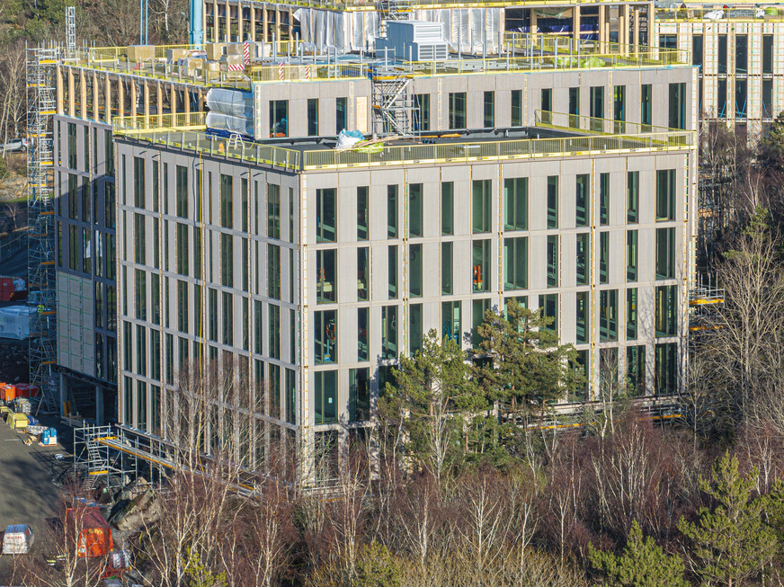 Design and sustainable architecture: The combination of hybrid timber construction with the bARK timber facade system from Fasadglas and IG units from Glasgruppen, with the Ködispace 4SG warm edge system, ensures energy efficiency.