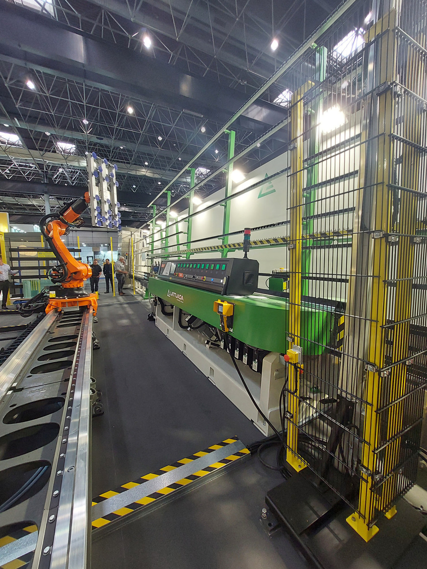 For years, Lattuada has been relying on its collaboration with Knittel for robots.