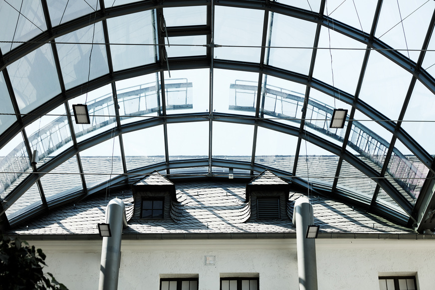 Glass surfaces with different prints create targeted temperature differences under the roof and reflect radiant heat.