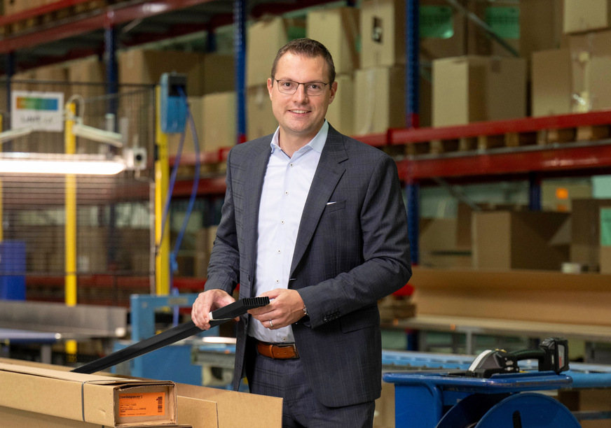 Swisspacer CEO Matthias Bach with the new Ultimate | Nyxé – a product that combines design, performance, and resource conservation.