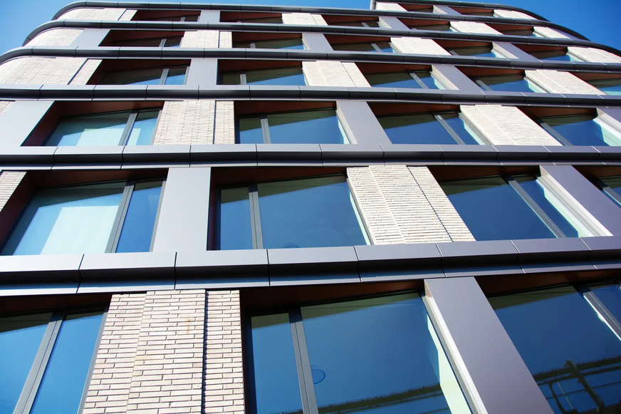 Around 5000 square metres of Ornilux mikado A71 bird protection glass was installed at 555 Broadway.