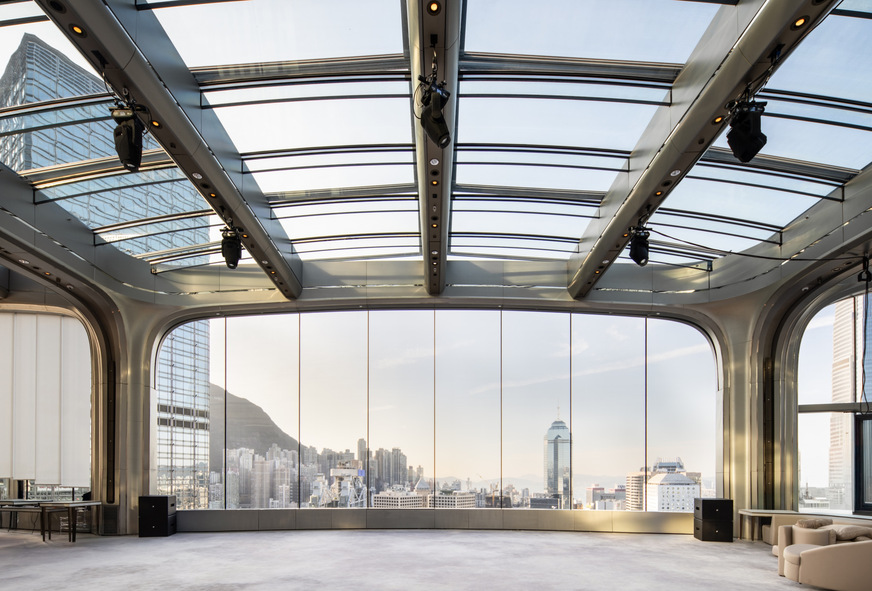 The glass facade consists of double-laminated and curved insulating glass units. Glass from Glas Trösch with special coating solutions was used.