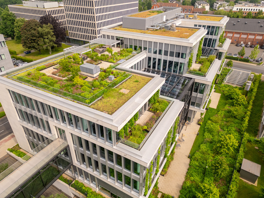 Die großflächigen Fassadenscheiben sind mit dem energieeffizienten Sonnenschutzglas Cool-Lite SKN 165 von Saint-Gobain Glass aufgebaut.
