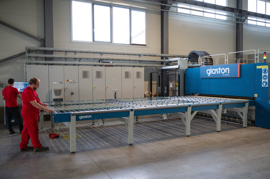 With the tempering furnace in its noise reduction cabinet, the staff can actually communicate while they work.