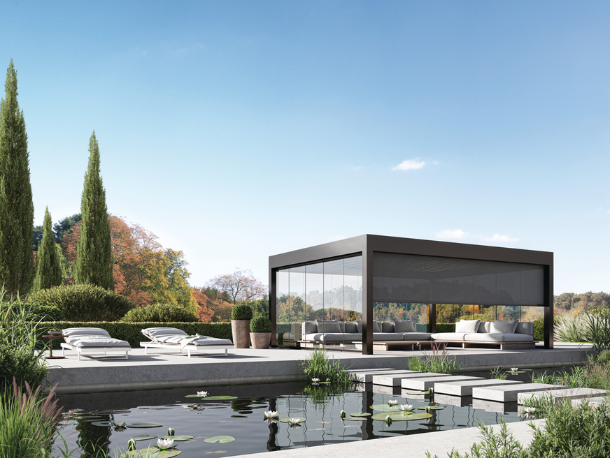 The Somnium roof, shown here as a free-standing flat slatted roof with additional features including a vertical awning from Aliplast partner Wilms and a GG full-glass sliding system, also from the Aliplast range.