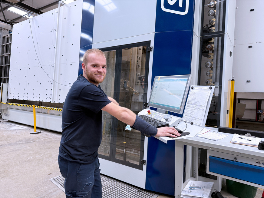 Machine operator Josh at the systron 6033proHD – experienced in handling and part of the team that uses the system efficiently every day.