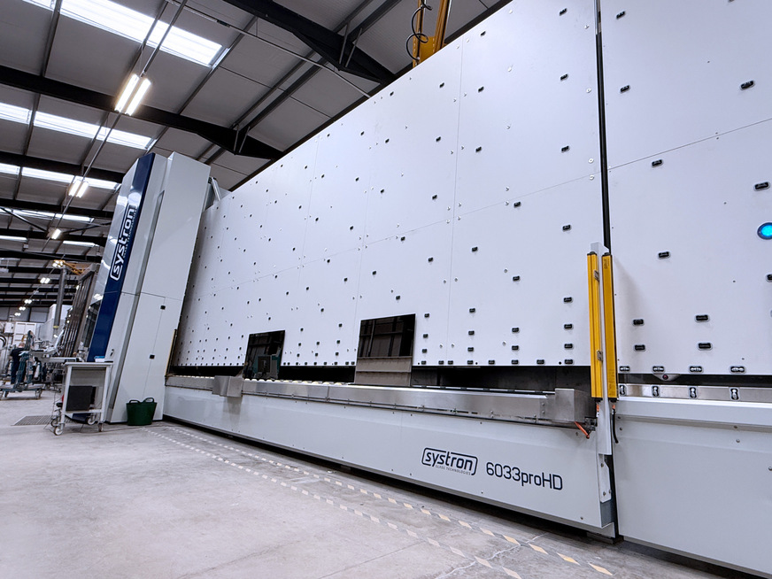 The systron 6033proHD at SGP is designed for jumbo formats and a continuous vertical machining process.