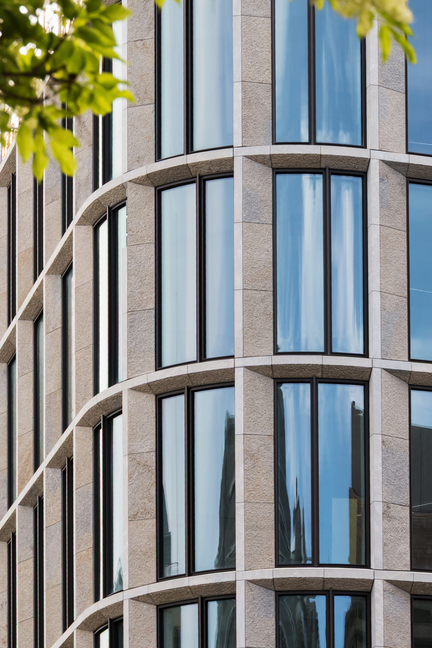 The rounded corners of the facade with curved insulating glass – based on a collaboration between Saint-Gobain Glass and Finiglas – are an architectural eye-catcher.