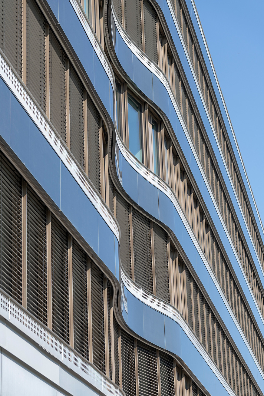 Alongside conventional flat PV modules, specially fabricated concave and convex PV modules from Schüco following the shape of the spandrel cladding on the building were also used.