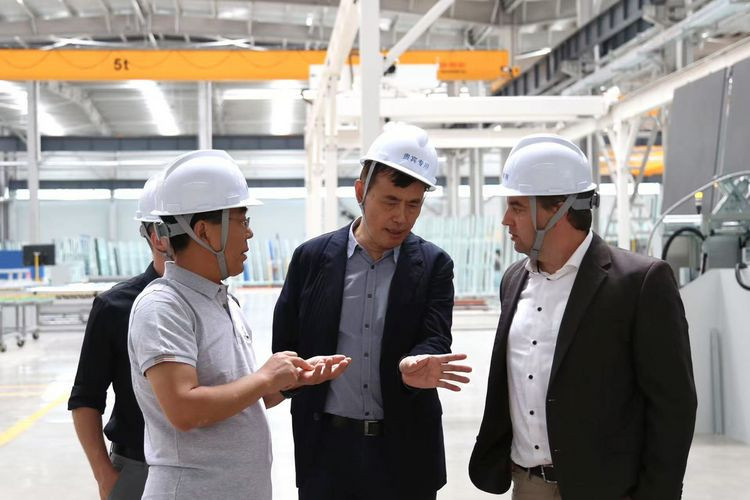 At the IG factory (from left): Song Xunwu (Chongzheng Shengda Glass), Chi Qiao und Markus Jandl (Lisec)