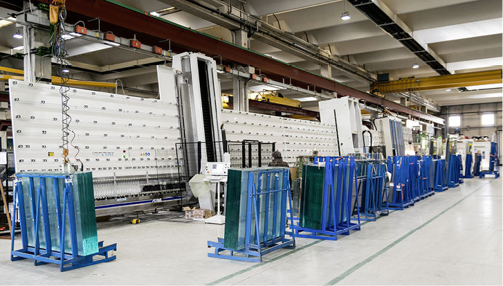 The “No Limits” ISO line from Vetrodomus can produce maximum glass formats of up to 6000 × 3300 mm. This enables the handling of individual panes of up to 350 kg and insulating glass units up to a weight of 550kg.