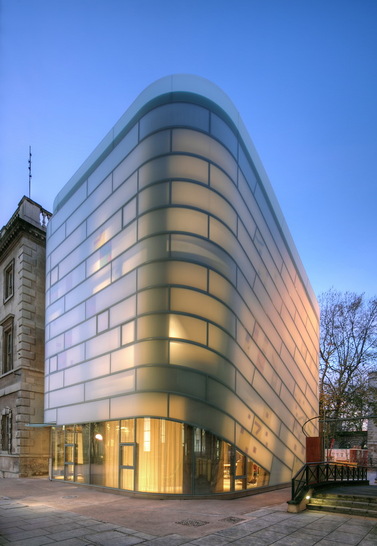 The new Maggie’s Centre in London has a glass wall made by Okalux that brings light trough the wall to the inside. - © Raf Makda
