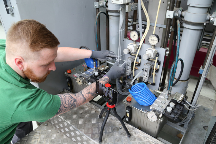 With the help of Lisec.eye, processors can show the Lisec service technician a problem directly via the video function. 