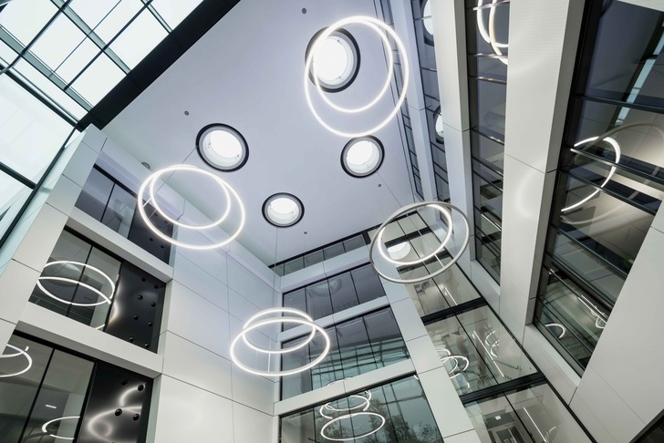 The heart of the representative building is a spacious inner atrium with large glazed areas.