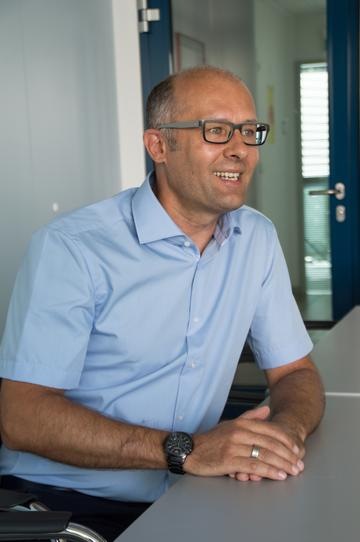 Gregor Ranner, managing director of Interpane Plattling, and his team provide consulting for the Coating on Demand service, which enables planners to create customised glass facades.