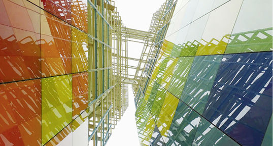 The Window to the World has a vibrant façade made of laminated safety glass in shades of red, yellow, green, blue and white which, arranged in a harlequin pattern.