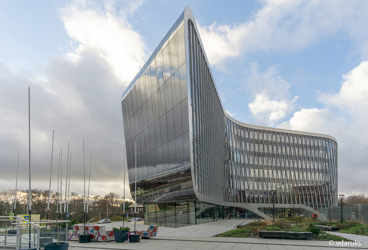 Flintermann Insolierglas GmbH supplied the concave-curved triple insulating IG units for the curved edges of the façade of the Hall2 Building.