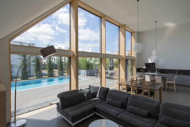 The big windows allow a high amount of day light to come in.