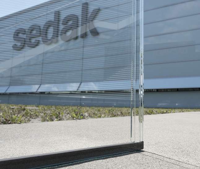 The harmony of the transparency of glass facades and roofs is often disturbed by clearly visible, opaque spacers. sedak isopure allows for insulating glass units with minimal joints.