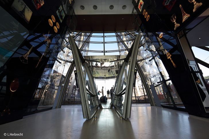 Each of the insulating glass elements weighs 950 kg.