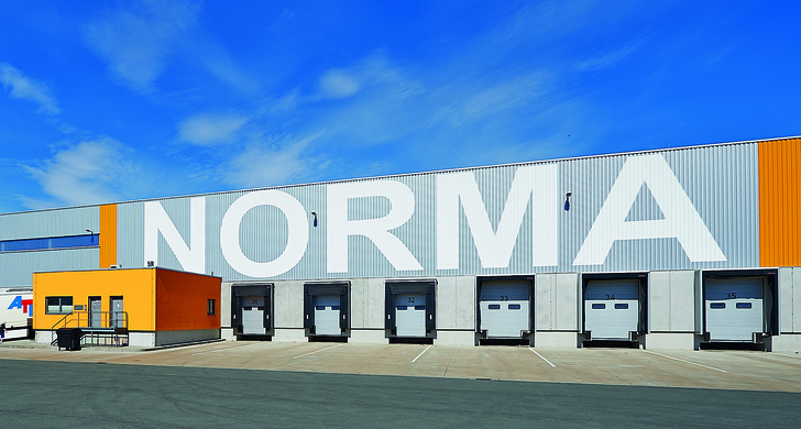The Hörmann SPU 67 industrial sectional doors achieve a U value of up to 0.51 W/(m²∙K) thanks to a 67 mm thick door leaf and thermal break. This makes them particularly suitable for use in cold and food logistics. However, other commercial buildings can also benefit  from the energy-efficient locking of the doors. - © Hörmann
